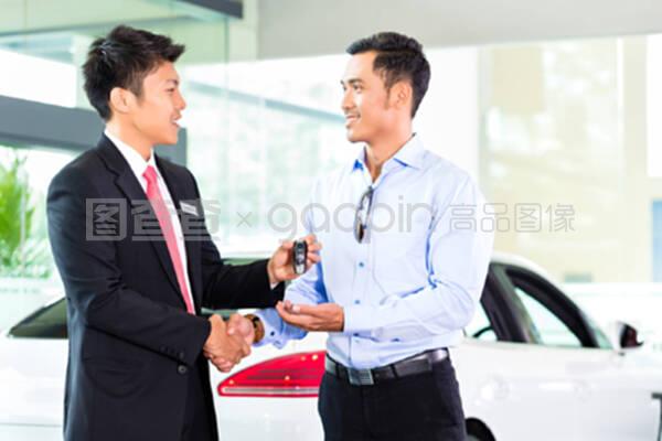 亚洲汽车销售员向顾客销售汽车