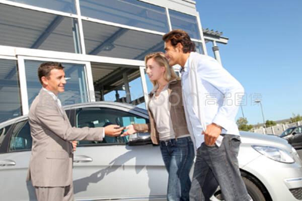 汽车销售商和汽车经销商以外的夫妇